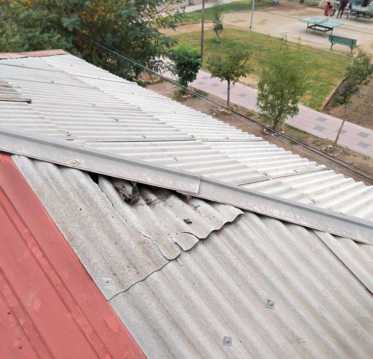 Techo con planchas de pizarreño dañadas antes de la reparación